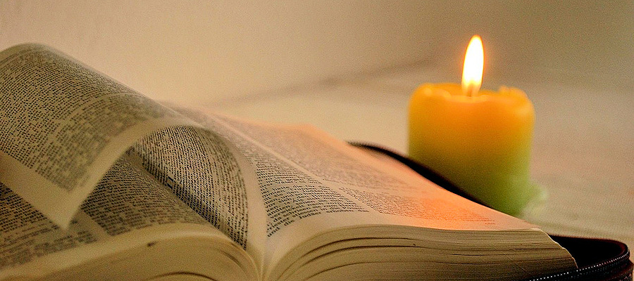 Biblia gyertyäval