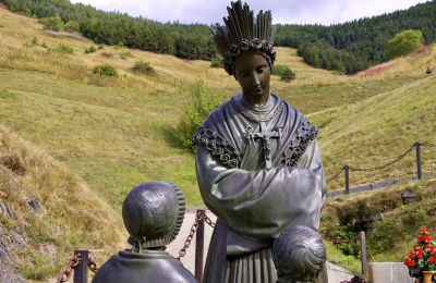 Szűz Mária és a két pásztorgyetmek szobra La Salette-ben