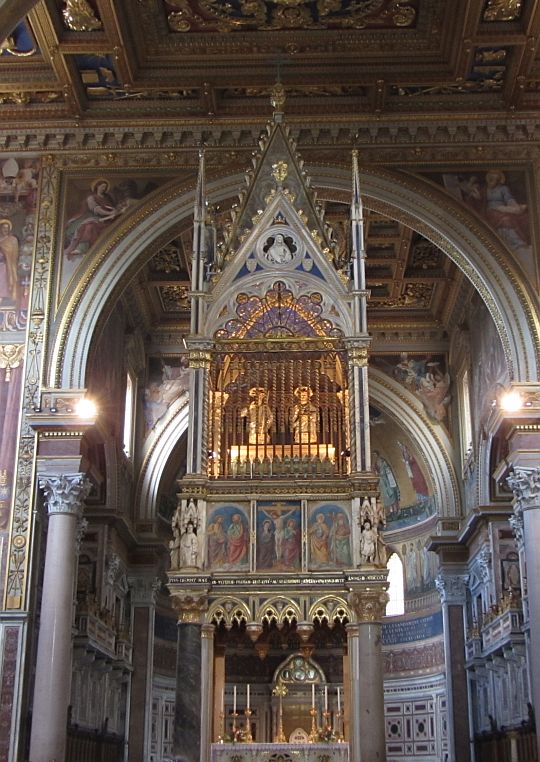 A pápai oltár a lateráni bazilikában. Fent, a fémrács mögötti ereklyetartók pedig állítólag Szent Péter és Szent Pál koponyáit tartalmazzák.