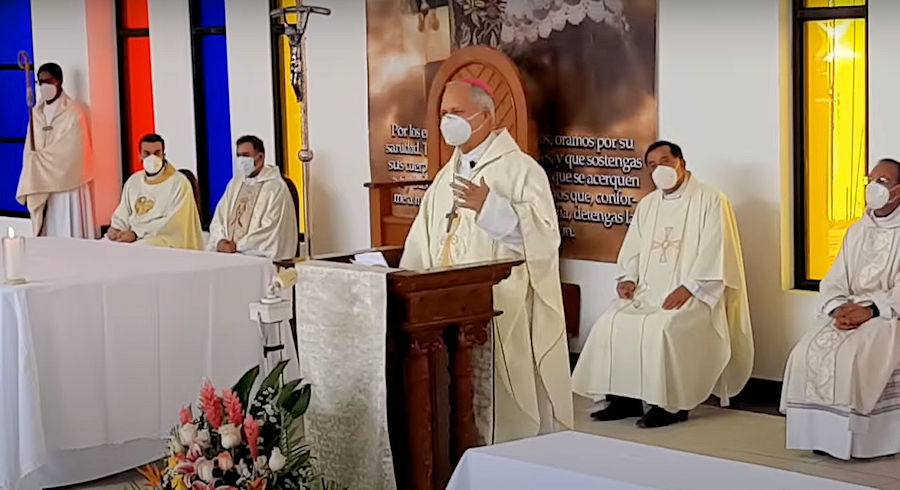 ​Mons. Robert Prevost 2021-ben egy krizmaszentelési misén. Callaói Egyházmegye