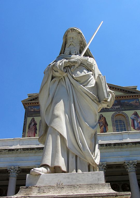 Szent Pál szobra az apostol sírja fölé emelt San Paolo fuori le mura bazilika (Falakon kívüli Szent Pál-bazilika) előtt