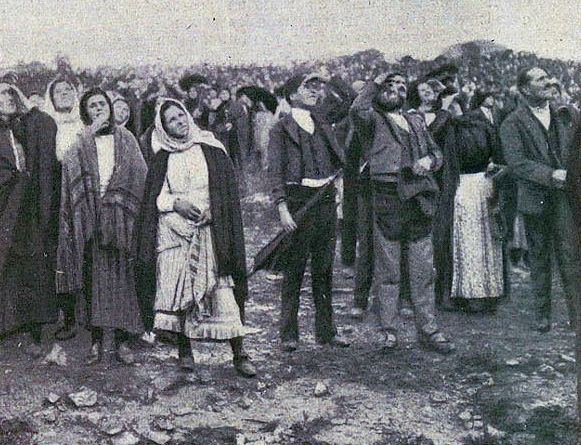 1917 október 13-i jelenés végén a napcsodát néző emberek